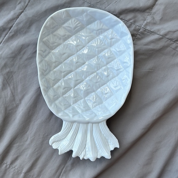White Pineapple 100% Melamine Serving Dish Made exclusively for Keller Charles - Picture 5 of 7